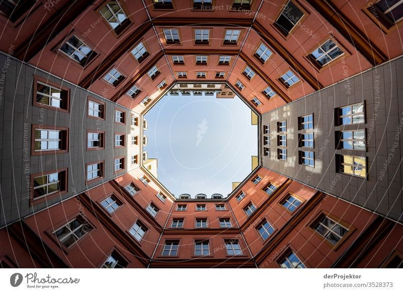 Blick in den Himmel in einem Hinterhof trist Textfreiraum unten Immobilienmarkt Historische Bauten Reflexion & Spiegelung historisch Haus außergewöhnlich