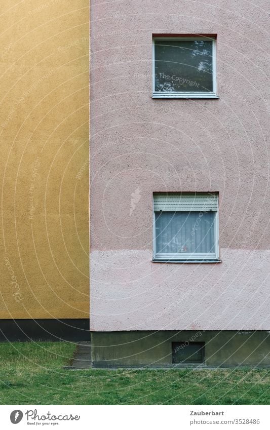 Fassade und zwei Fenster eines Wohnhauses der 60er Jahre, ockergelb und rosa in geometrischer Darstellung Gardine Jalousie Haus Architektur Gebäude Wand Bauwerk