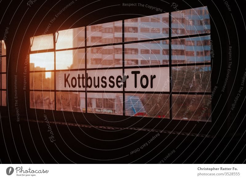 Kottbusser Tor im Abendlicht Berlin berlinerverkehrs Architektur Stadt Farbfoto Hauptstadt Außenaufnahme Stadtzentrum Menschenleer Bauwerk Kreuzberg kotti