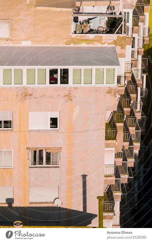 AUF BALKONEN HÄNGENDE KLEIDUNG Architektur Kleidung Balkone erhängen orange Bekleidung Himmel rot Seil trocknen blau weiß Klammer Wäscherei Fenster