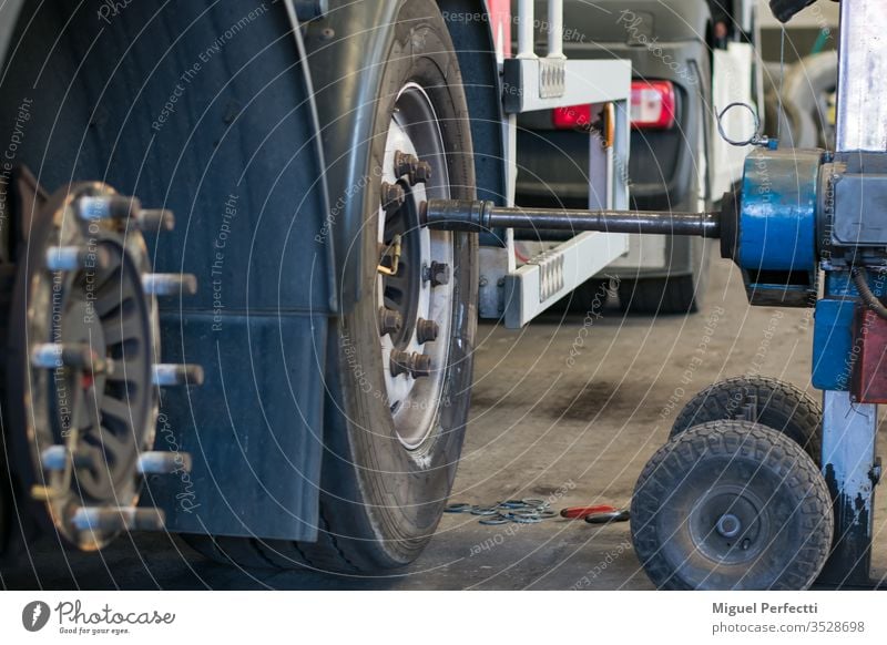 Rad-Reparaturwerkstatt Achse Muffe Maschine Lastwagen manuell Scheibe Besichtigung pneumatisch Sicherheit Unterstützung Handwerker Werkzeug Nahaufnahme Arbeit