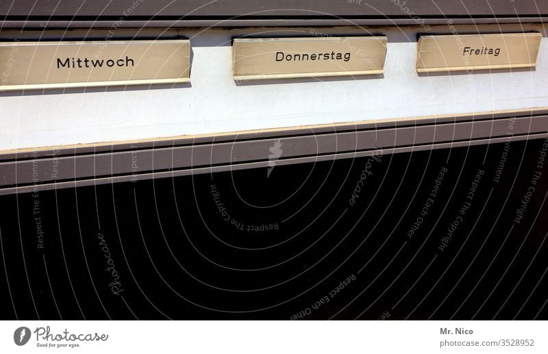 Wochentage Schriftzeichen Donnerstag Schilder & Markierungen Detailaufnahme Mittwoch Ordnung Freitag Briefkasten Post schreiben Kommunizieren Metall
