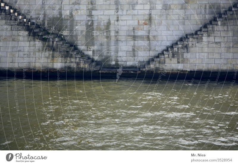 Kaimauer Treppe Fluss Wasser Betonwand Mauer Architektur Bauwerk Anlegestelle Hafen grau Kanal Binnenschifffahrt Zugang dreckig Sicherheit nottreppe fließen