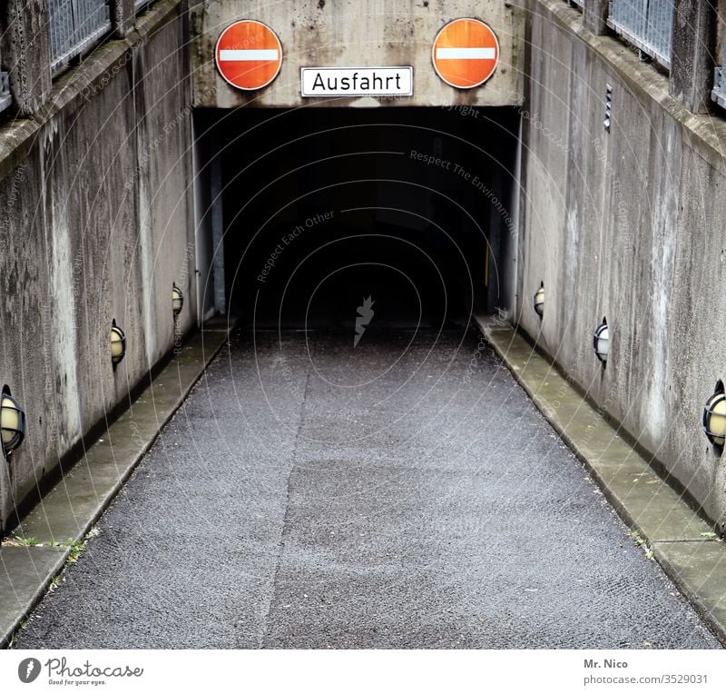 Parkhaus Ausfahrt Einfahrt verboten Verkehr Schilder & Markierungen Verkehrswege Straße Wege & Pfade Straßenverkehr Verkehrszeichen Tiefgarage Asphalt