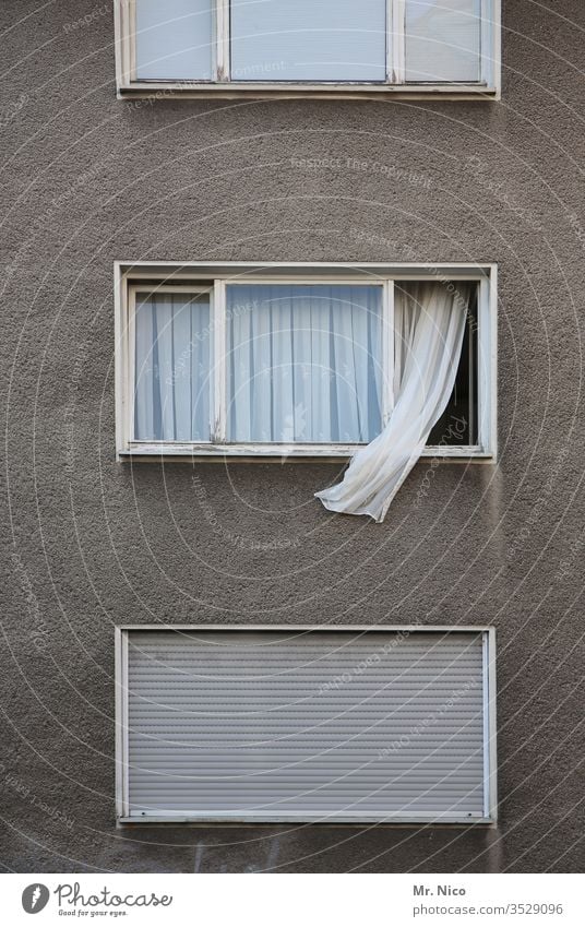 Wohnung lüften Wohnhochhaus Fenster Gardine wehen Mehrfamilienhaus Häusliches Leben Haus Gebäude Fensterscheibe Rollo Stadt geschlossen offen Wohnhaus Stadthaus