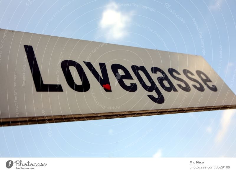 Straße der Liebe Love Schilder & Markierungen Straßennamenschild Wolken Himmel blau Schriftzeichen Typographie Gasse liebevoll Liebeserklärung Liebesbekundung