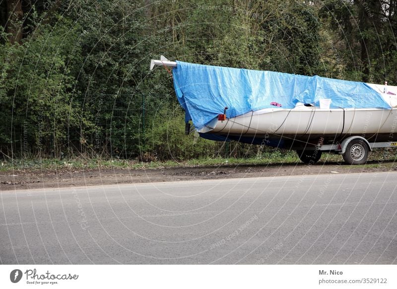 Bootsanhänger Anhänger eingepackt verpackt Abdeckung Parkplatz Segelboot Wege & Pfade Plane Verkehr parken Straße Straßenrand Asphalt Abstellplatz