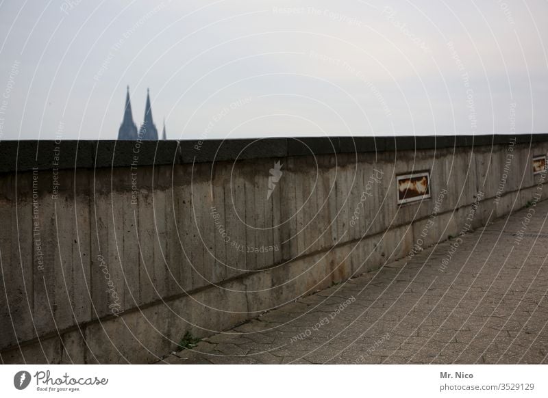 Kölner Mauer Kölner Dom Sehenswürdigkeit Wahrzeichen Stadt grau Domspitzen Himmel Religion & Glaube Wand Architektur Bauwerk Kirche Tourismus