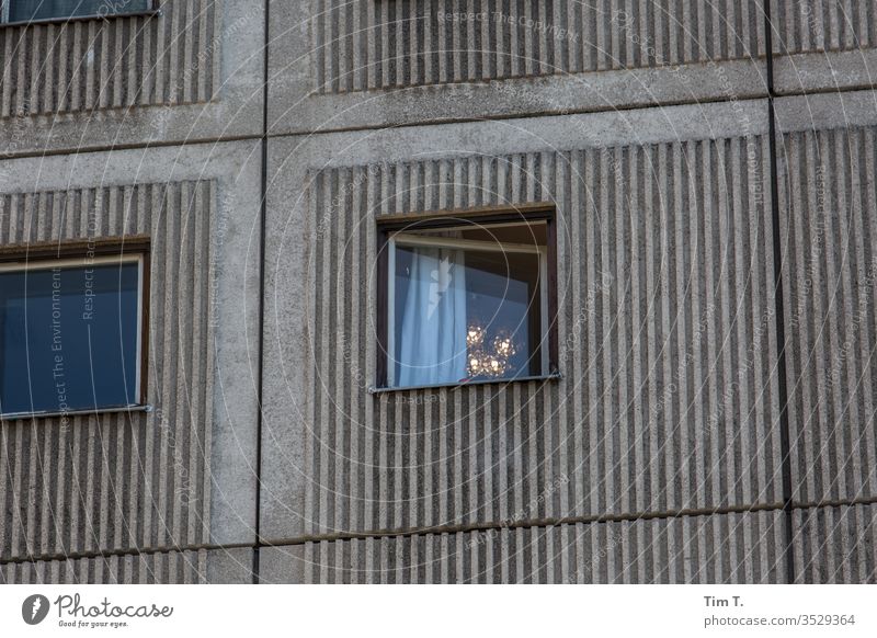 am Alex Berlin Fenster Plattenbau Alexanderplatz Kronleuchter Lampe Architektur Beton Hochhaus Häusliches Leben Etage Stadt Fassade Raum Gardine struktur