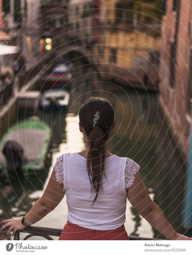 Schöne Frau beim Blick auf die Kanäle von Venedig, Italien Stein Häuser Farben Atmung reisen jung Mädchen Stil Menschen Wand lokal Person Lifestyle niedlich