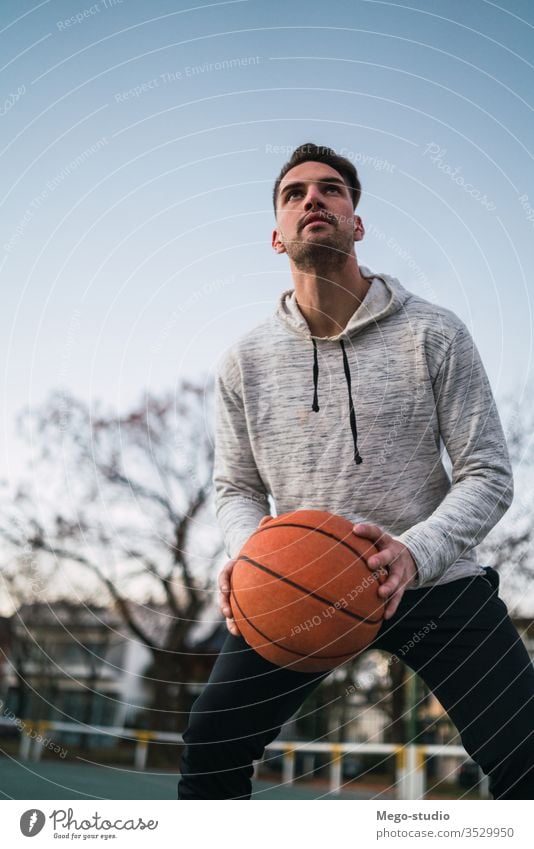 Junger Mann spielt Basketball. Training Ball männlich jung Sport Spiel Korb Spieler im Freien Straße Hand sportlich aktiv Spielplatz Club Freizeit spielen