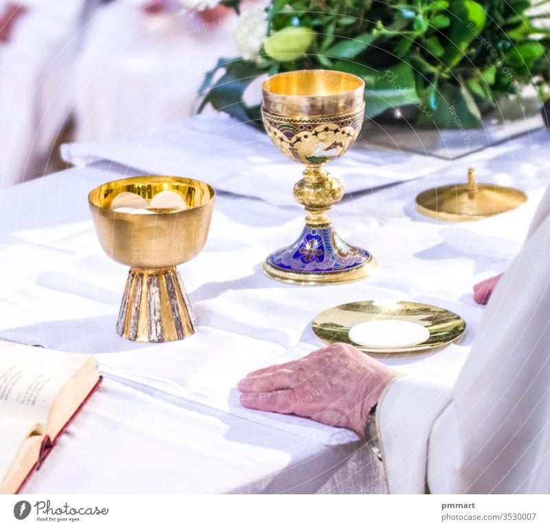 Hände von Papst Franziskus mit Hostie und Kelch mit Wein in den Kirchen der Welt Papa Altar Messbuch Buch Tasse durchkreuzen Christentum gold heilig Wirt pyx