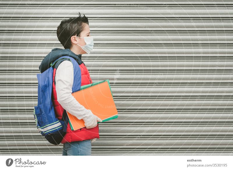 Covid-19,Kind mit medizinischer Maske und Rucksack, das zur Schule geht Coronavirus Virus Seuche covid-19 Schüler Pandemie Quarantäne zurück zur Schule