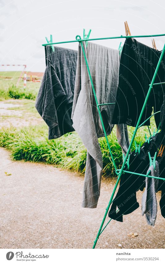 Aufhängen der Kleidung im Freien Wäscherei Waschen Wäscheleine die Wäsche aufhängen waschen Natur natürlich Wind ländlich rustikal Dorf Landleben