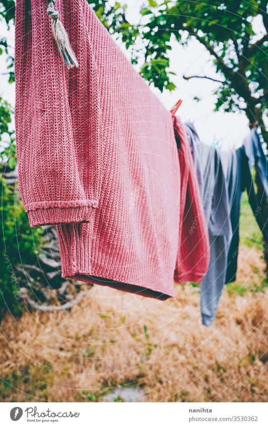 Aufhängen der Kleidung im Freien Wäscherei Waschen Wäscheleine die Wäsche aufhängen waschen Natur natürlich Wind ländlich rustikal Dorf Landleben