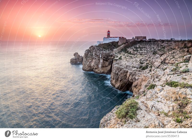 Blick auf den Leuchtturm und die Klippen am Cape St. Vincent bei Sonnenuntergang. Der südwestlichste Punkt Kontinentaleuropas, Sagres, Algarve, Portugal.