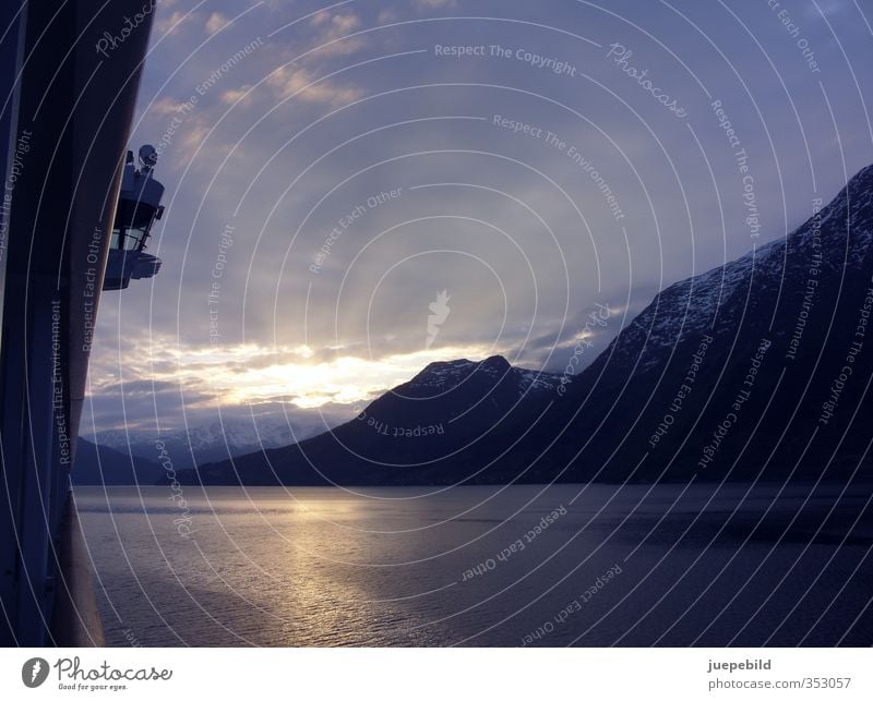 Sonnenaufgang im Fjord Natur Landschaft Wasser Himmel Wolken Sonnenuntergang Schönes Wetter Berge u. Gebirge Schneebedeckte Gipfel Küste Nordsee Kreuzfahrt