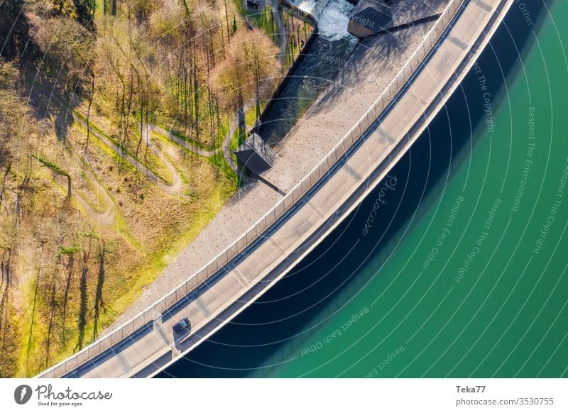 steinerner Wasserdamm in der Sonne von oben Damm Großer Damm Stein-Wasserdamm Steindamm Wasserstaudamm Trinkwasser-Staudamm Damm von oben Dammstruktur