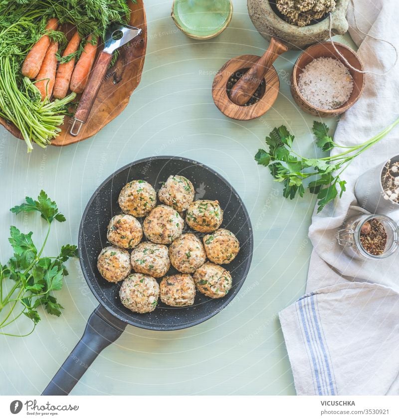 Köstliche gebratene Buchweizenbällchen in der Pfanne auf dem Küchentisch. Ansicht von oben. Veganes Essen. Hausmannskost lecker Bratpfanne Tisch Hintergrund