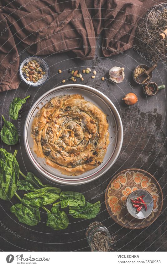 Leckere gefüllte Salzgebäckpastete mit Phyllo-Teig in traditioneller Backform. Balkan- oder orientalische Küche. Börek geschmackvoll Bohnenkraut Gebäck Pasteten