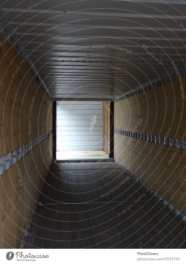 Ein Schacht von unten nach oben fotografiert dunkel Licht Wand Schatten Holz düster Menschenleer