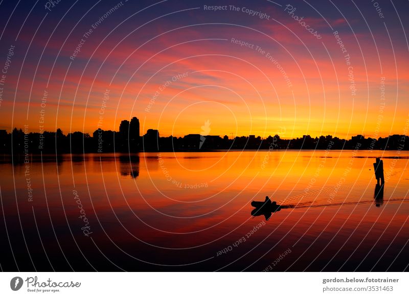 Abendromantik am See Schatten Licht Textfreiraum rechts Außenaufnahme Gedeckte Farben Farbfoto Abenteuer Fernweh Zufriedenheit Glück fantastisch außergewöhnlich