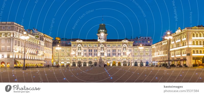 Das Rathaus, Palazzo del Municipio, ist das dominierende Gebäude auf dem Hauptplatz von Triest, der Piazza dell Unita d Italia. Triest, Italien, Europa. Beleuchteter Stadtplatz in der Abenddämmerung aufgenommen.