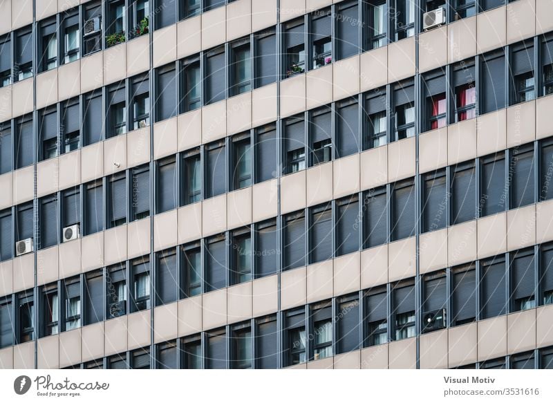 Fensterreihen an der Fassade eines Wohngebäudes Gebäude Fensterläden Reihen wohnbedingt Architektur im Freien Außenseite Farbe architektonisch urban