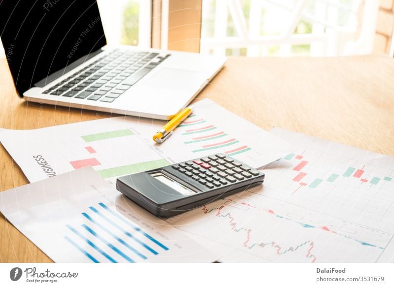 Graphikdesigner und Computer während des Arbeitsprozesses im Büro Analyse Bank Business Geschäftsleute Karriere Tabelle Mitteilung Tagung Beratung korporativ