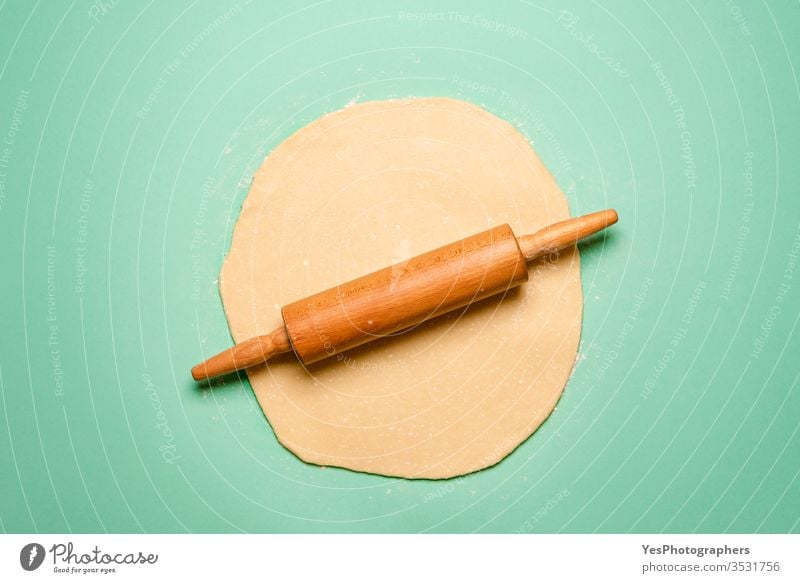 Kuchenteig und Nudelholz von oben gesehen. obere Ansicht Bäckerei backen Koch Küche kulinarisch Dessert heimisch Teigwaren flache Verlegung Mehl Lebensmittel