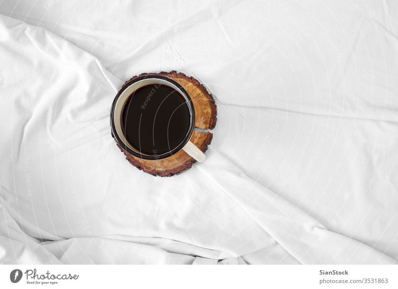 Kaffee im Bett, Ansicht von oben, weiß Tasse Schatten Morgen Hotel Decke Hintergrund heimwärts Haus Raum Appartement Wandelhalle Licht schön vereinzelt Blume