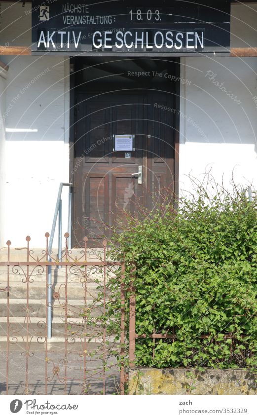 Haus mit einem Schild Aktiv geschlossen aktiv Verbote Verbotsschild Schilder & Markierungen Hinweisschild Warnschild Schriftzeichen Zeichen Club verboten