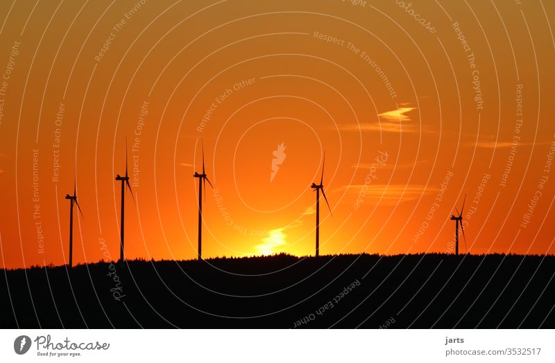 Windräder im Sonnenuntergang Windkraftanlage Erneuerbare Energie Energiewirtschaft Windrad Himmel Umwelt Umweltschutz Farbfoto Außenaufnahme Menschenleer Wolken