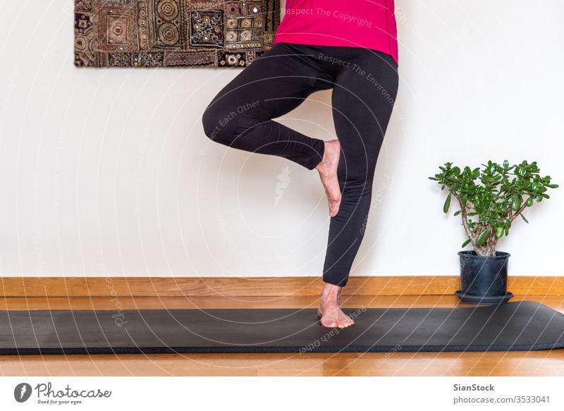 Frau mittleren Alters, die Yoga praktiziert, Baum-Pose. Biegen Schönheit Training Europäer trainiert. Flexibilität Wellness lebend Single