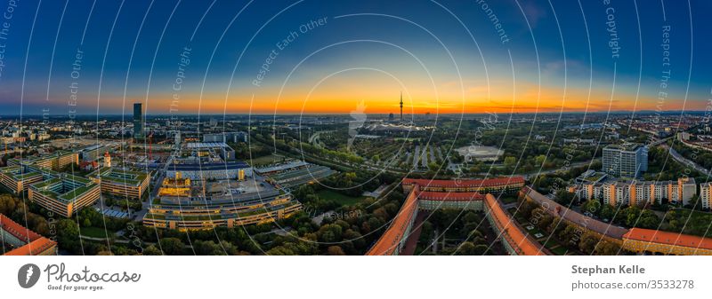 Blick über München als Sonnenaufgangspanorama mit Bürogebäuden im Vordergrund Business hoher Winkel Park Dröhnen Antenne Panorama Straße Deutsch beliebt lebend