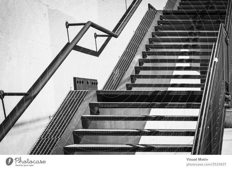 Außentreppe aus Metall in Schwarz und Weiß Treppe Architektur architektonisch Struktur urban im Freien Außenseite Beton abstrakt Material Wand bügeln Graustufen