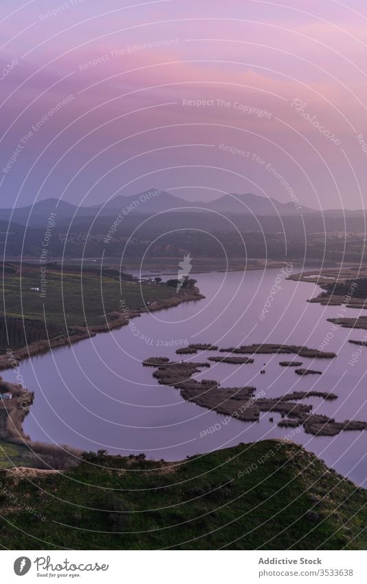 Grasbewachsener Berg in der Nähe eines Wasserreservoirs See Landschaft Morgen Himmel Gelände Windstille Formation Schlucht Natur majestätisch rau