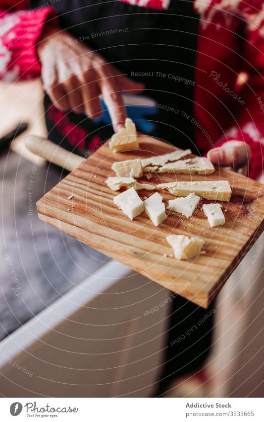 Verkäufer schneidet Käse im Laden Werkstatt Arbeit geschnitten lokal Lebensmittel frisch Beruf Dienst Abfertigungsschalter Mahlzeit Einzelhandel