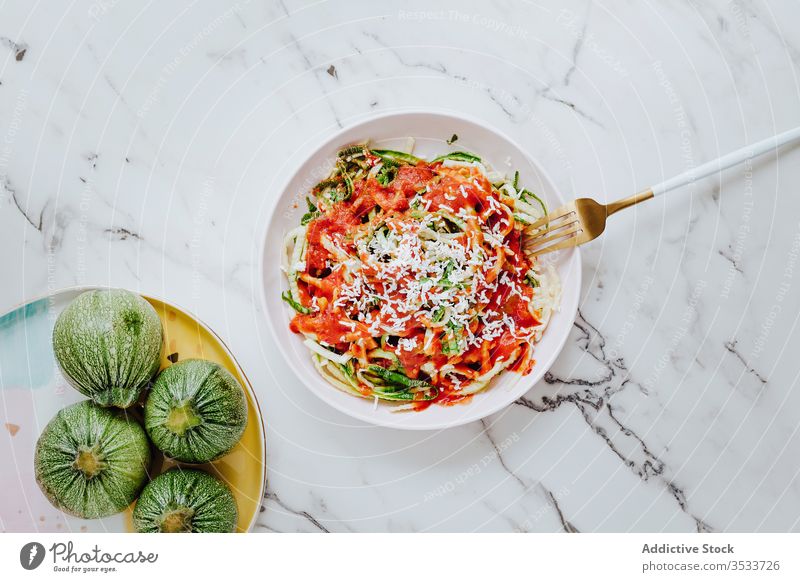 Hausgemachte Zucchini-Nudeln mit Käse und Tomatensauce Spätzle Saucen gesunde Ernährung Veggie natürlich mischen grün kulinarisch Gabel Mahlzeit Teller rot