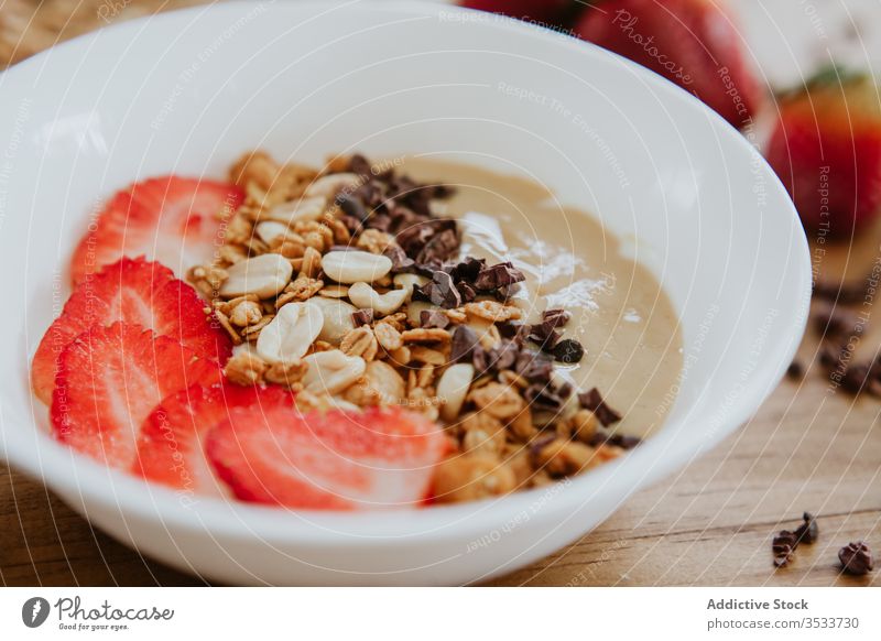 Süßes Püree mit Erdbeeren serviert und Nüssen mit Schokolade süß Frühstück Schalen & Schüsseln Walnussholz Erdnuss Gesundheit Frucht Morgen Tisch geschmackvoll