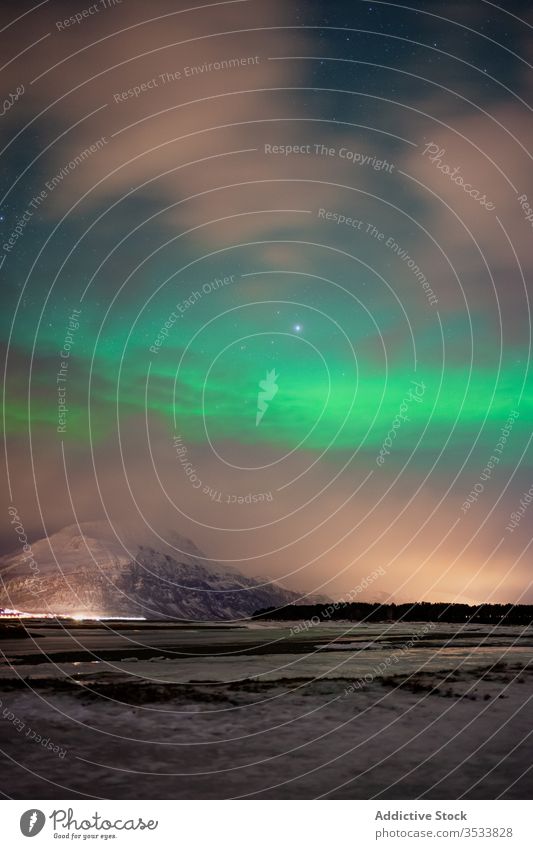 Schneebedeckte Berge unter farbenfrohem Himmel in ruhiger Winternacht Berge u. Gebirge Nordpol Aurora Ufer Wasser polar Licht Norden Nacht Hochland Norwegen