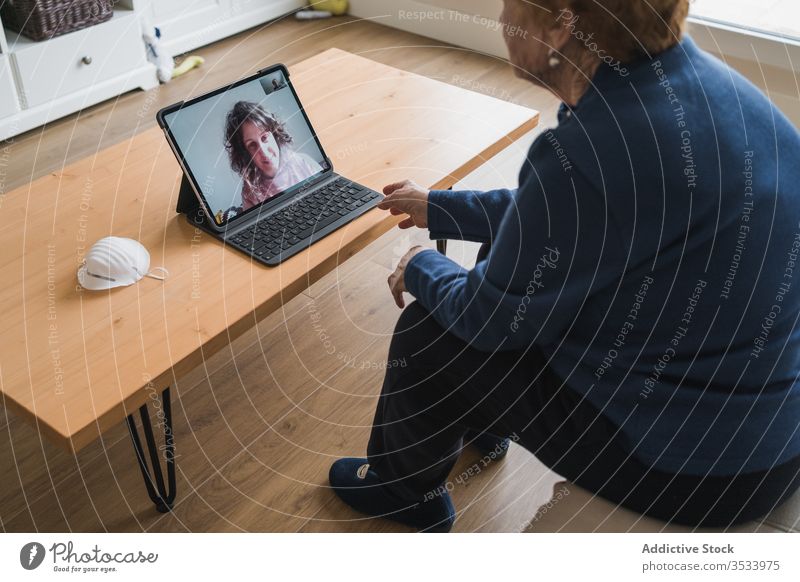 Alte Frau kommuniziert mit Tochter per Video-Chat auf Laptop Videoanruf heimwärts Senior Sitzung benutzend online abgelegen Entfernung Coronavirus Isolation