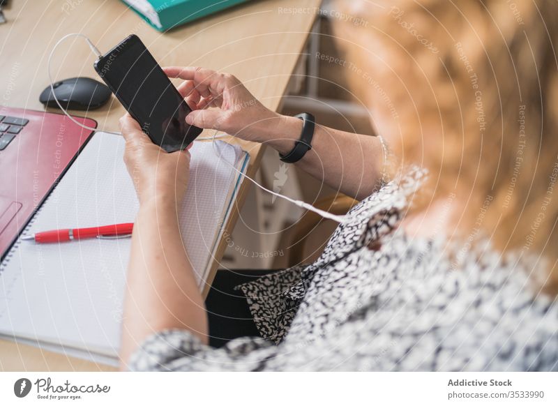 Anonyme Frau, die zu Hause am Schreibtisch an Laptops arbeitet Tisch heimwärts Arbeit benutzend Internet Browsen Business Apparatur Gerät online Job