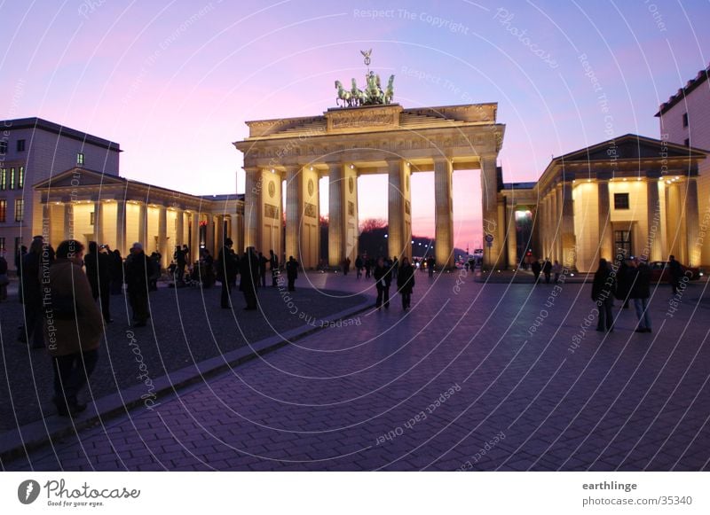 Berlin - Brandenburger Tor 3 Dämmerung Sonnenuntergang kalt Durchgang rosa Beleuchtung Architektur blau Mensch Dezember 2004