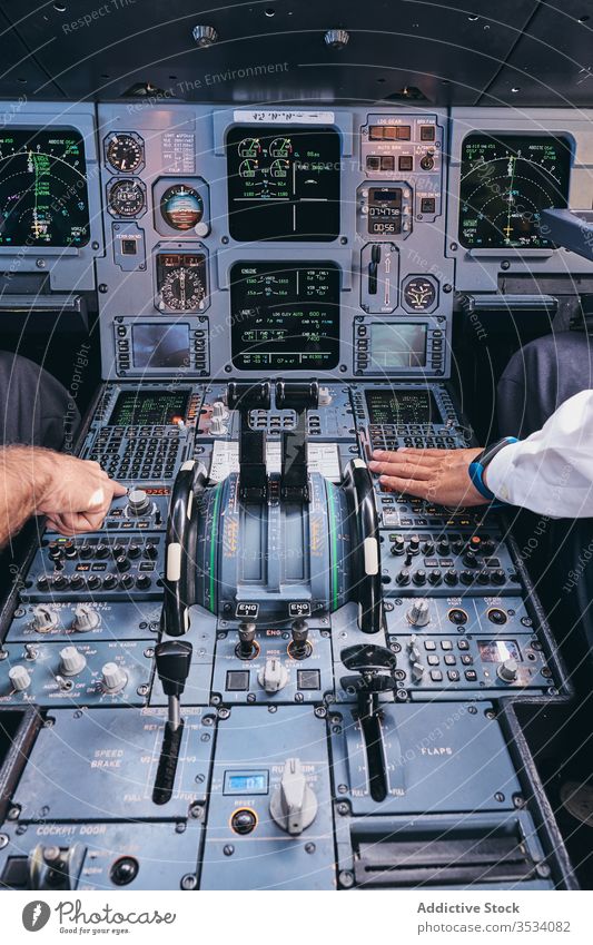 Piloten, die während des Fluges im Cockpit arbeiten Männer Flugzeug Kontrolle Armaturenbrett Gerät Flieger männlich Kapitän prüfen modern Fluggerät Ebene