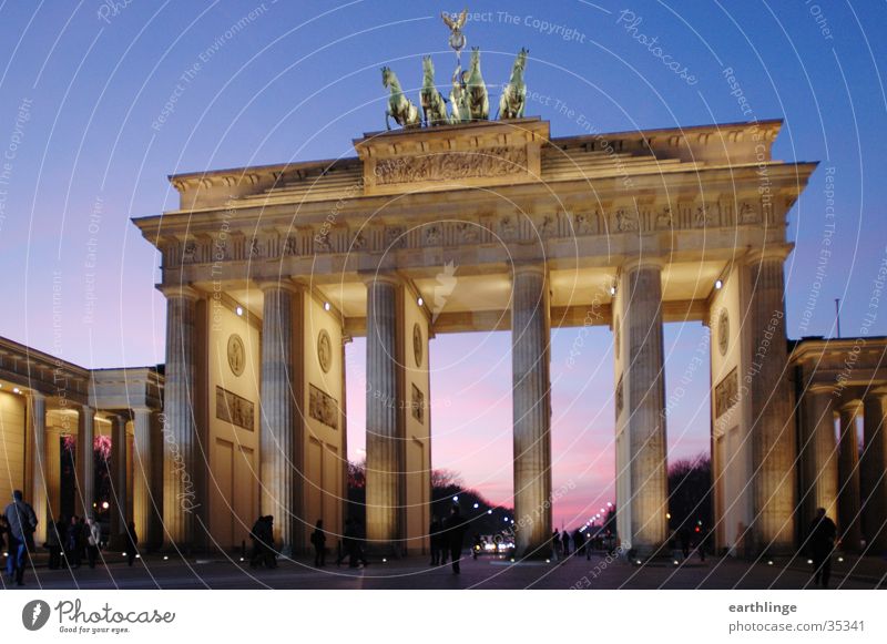 Berlin Brandenburger Tor 2 Dämmerung Sonnenuntergang kalt Durchgang rosa Beleuchtung Architektur blau Perspektive Dynamik Dezember 2004