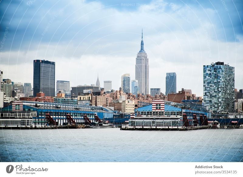 Moderne Küstenstadtsilhouette mit Wolkenkratzern Großstadt modern New York State Gebäude Stadtbild Wasser Skyline Fluss Stadtzentrum Architektur Himmel wolkig