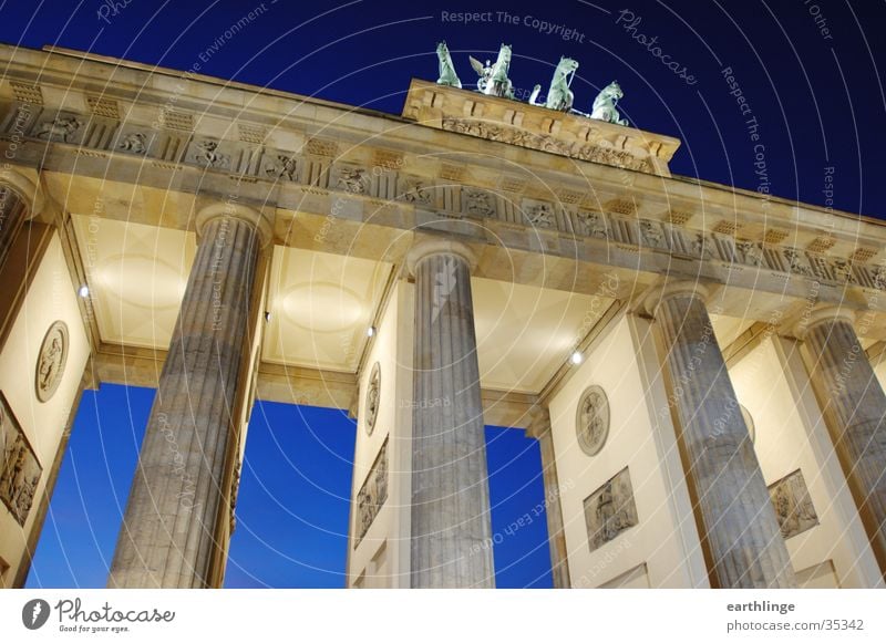 Berlin Brandenburger Tor 1 Dämmerung kalt Durchgang Beleuchtung Architektur blau Perspektive Dynamik Dezember 2004