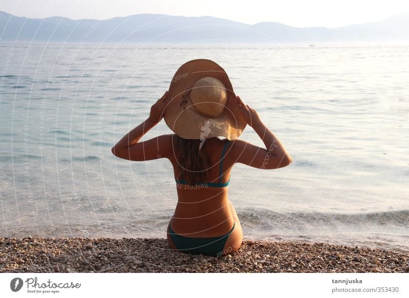 Junge schöne Frau am Strand Körper Ferien & Urlaub & Reisen Tourismus Sommer Sonne Meer Berge u. Gebirge Erwachsene Natur Landschaft Himmel Horizont Küste