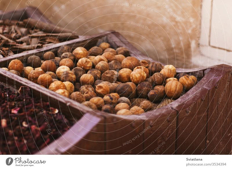 Große Auswahl an verschiedenen Gewürzen auf dem Markt Würzig Kraut Hintergrund Lebensmittel Geschmack Essen zubereiten natürlich Paprika Samen aromatisch Makro